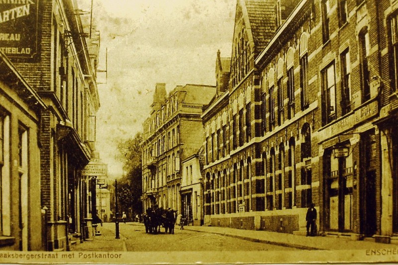 Haaksbergerstraat 1-11 Hotel de Graaff  Postkantoor rechts Hotel Mulder links drukkerij gratis advertentieblad.JPG