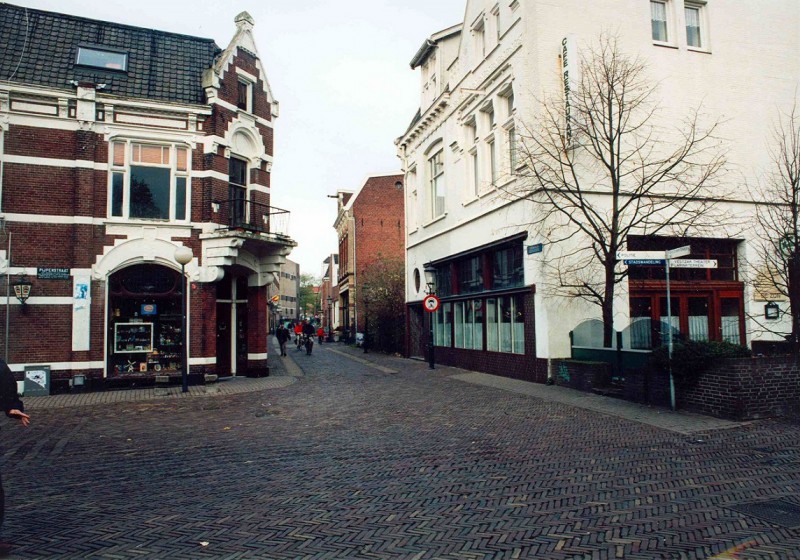 Zuiderhagen 43 Hoek Pijpenstraat, rechts café-restaurant De Zon.jpg