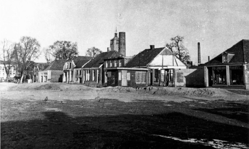 Oranjestraat 3-35 De Krim sloop om ruimte te maken voor het postkantoor. rechts Nassaustraat. achtergrond stadhuis.jpg