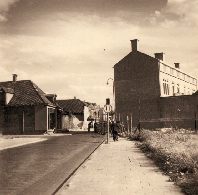Oranjestraat 3 Woningen met nieuwbouw garage gezien in zuidelijke richting. juni 1955.jpg
