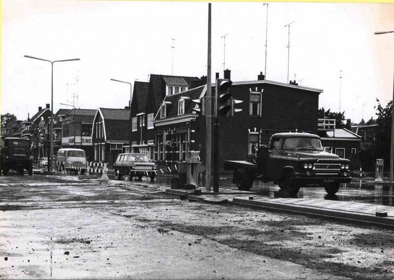 Hengelosestraat 150  Kruispunt Boddenkampsingel met aanleg van vluchtheuvelsHet Wonder op de hoek 8-7-1964.jpg