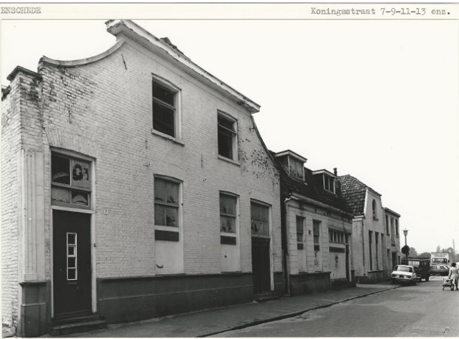 Koningstraat 7, 9, 11, 13 Vm. woonhuizen in gebruik bij meubelzaak Snels. 8-5-1980.jpg