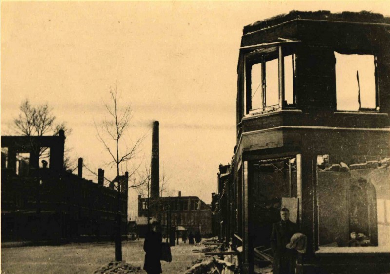 Blekerstraat 1 hoek Haaksbergerstraat na bombardement 22-2-1944.jpg