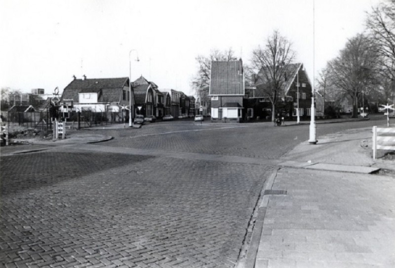 Volksparksingel 25 Splitsing Borstelweg richting Parkweg met spoorwegovergang 1973.jpg