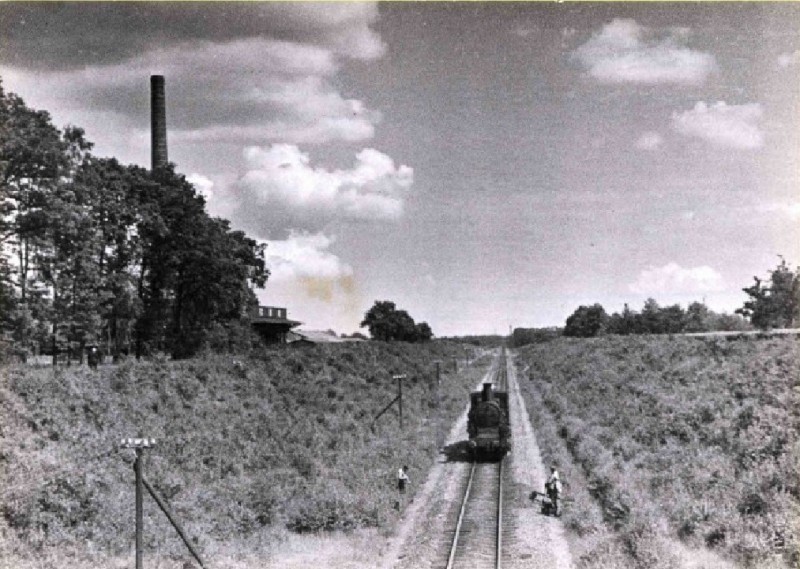 Oosterstraat 280 Uitzicht vanaf de spoorbrug in de Noord Esmarkerrondweg over de spoorlijn Enschede - Gronau, met locomotief en links de steenfabriek van Hulshof. juli 1943.jpg