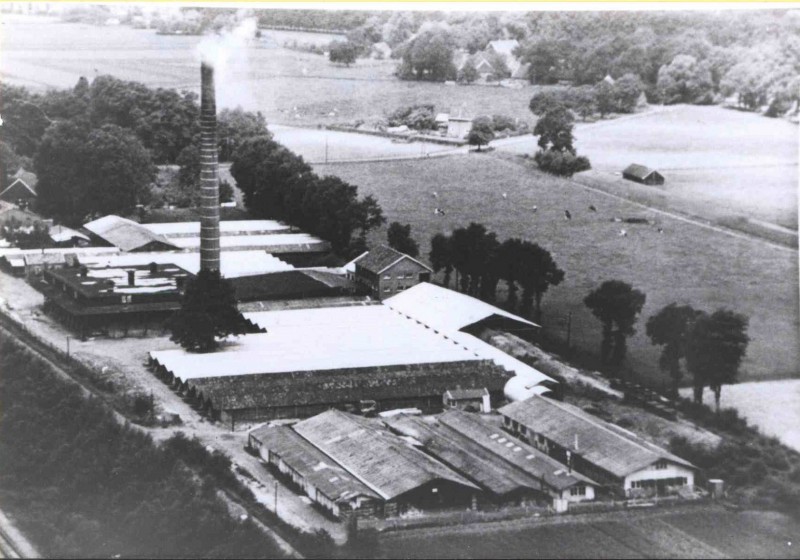 Oosterstraat 280 Noord Esmarkerrondweg Luchtopname steenfabriek Hulshof in werking (westelijke richting) 1955.jpg