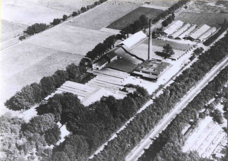 Oosterstraat 280 Noord Esmarkerrondweg Luchtopname steenfabriek Hulshof in werking (oostelijke richting) 1950.jpg