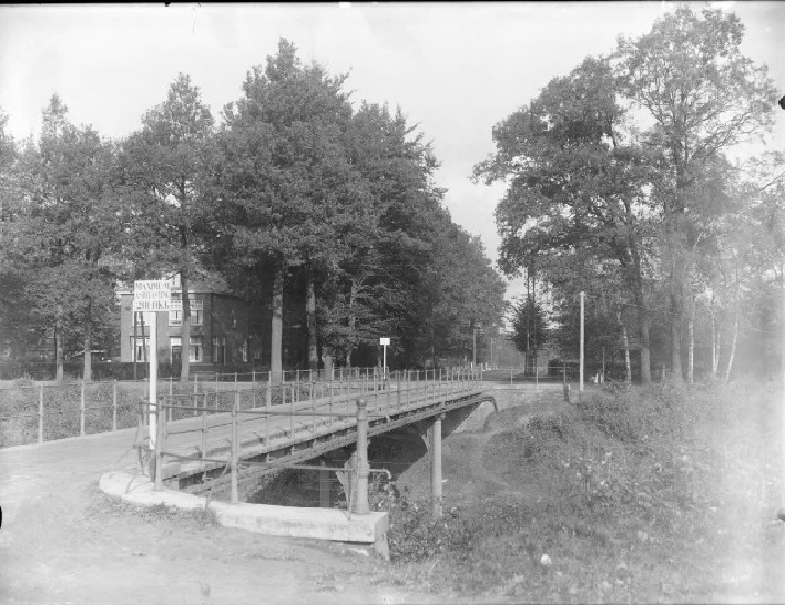 Oosterstraat 280 Tweede spoorbrug over de spoorlijn Enschede-Gronau gezien in noordelijke richting, met links de villa van steenbakker J.H. Hulshof. De villa werd omstreeks 1874 gebouwd.jpg