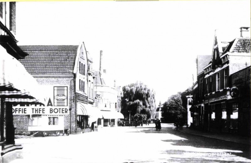 Haaksbergerstraat 49-51 rechts Garritsen koperslagerij. links Emmastraat 1930.jpg