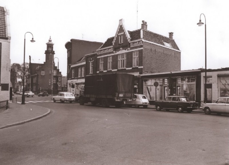 Haaksbergerstraat 49-51 Groente en fruit vroeger pand koperslager  Garritsen. Links in 1970 afgebroken politiebureau  april 1970.jpg