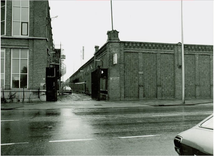 Haaksbergerstraat 103 Poort tussen 2 delen van voormalige textielfabriek Jannink de spinnerij en weverij. 1984.jpg