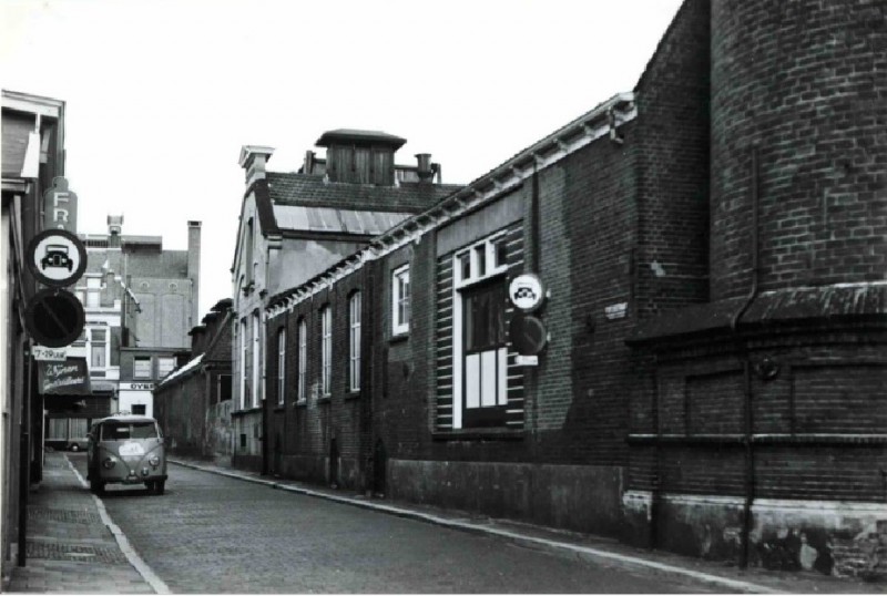 Pijpenstraat hoek Zuiderhagen links Franzo vanaf de Beltstraat richting Walstraat met rechts de textielfabriek van Gerhard Jannink & Zn. 1961.jpg