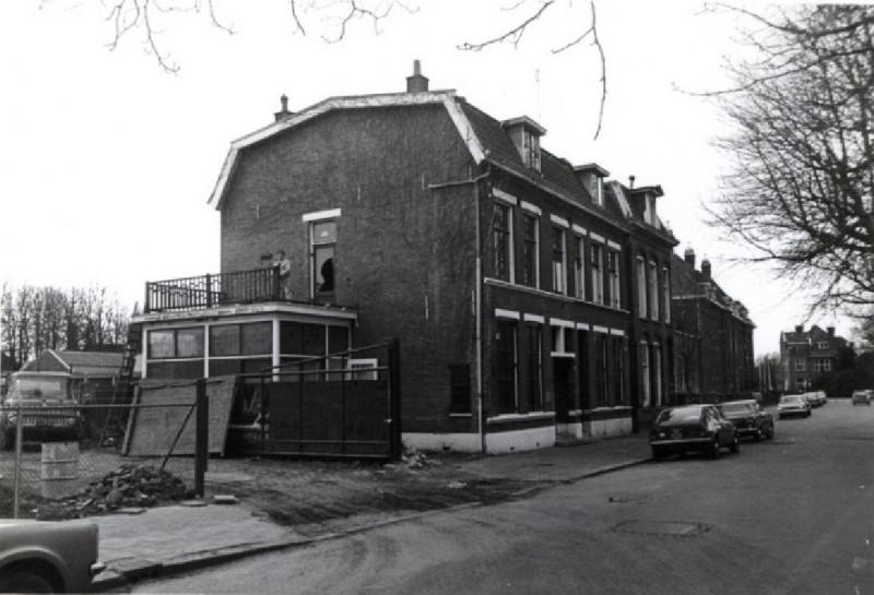 Van Galenstraat Richting Ripperdastraat, aan het eind links de Hogere Textielschool. april 1976.jpg