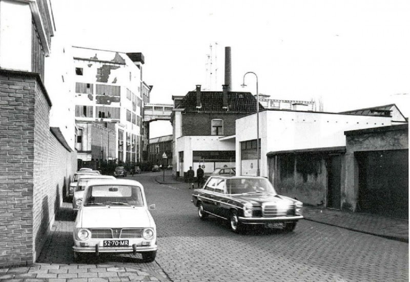 Lage Bothofstraat  loopbrug vanaf de Oldenzaalsestraat met zicht op textielfabriek Ter Kuile 1971.jpg