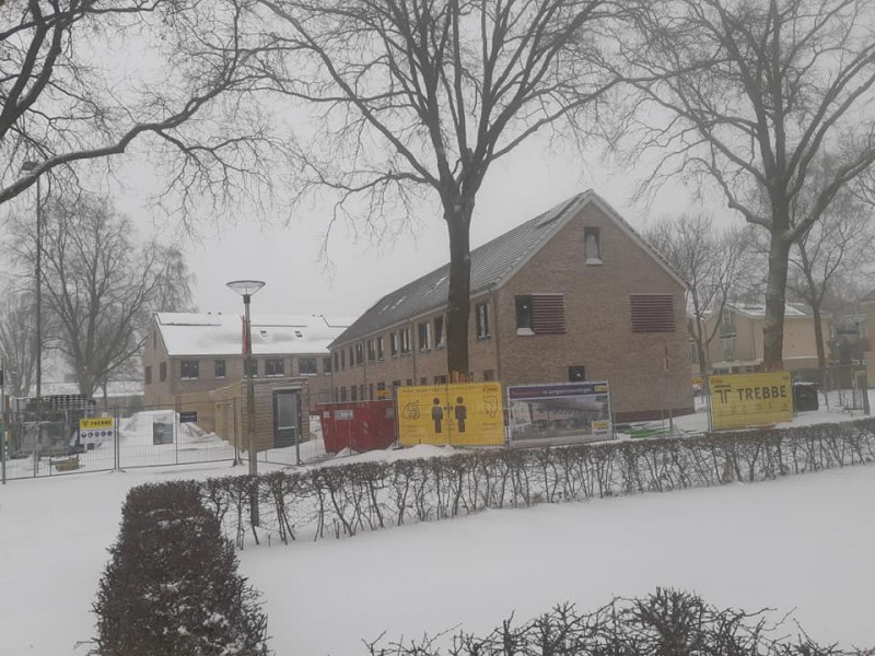Aert  van der Neerstraat vanaf Ferdinand Bolstraat nieuwbouw achterkant woningen in de sneeuw 7-2-2021.jpg