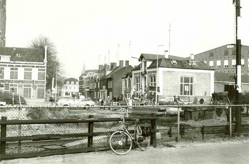 Oldenzaalsestraat 110 woonhuis Christiaan Janssen links Molenstraat  met spoorlijn op de voorgrond 1980.jpg