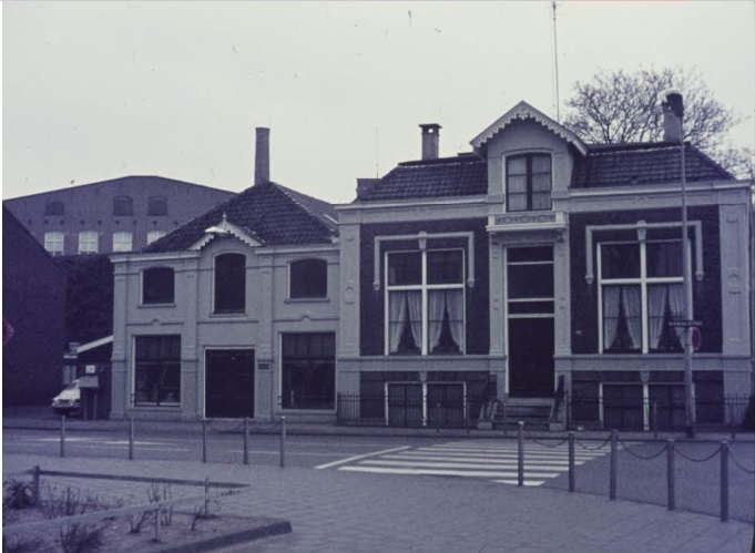 Oldenzaalsestraat 110-112 Pand van Christiaan Janssen nabij kruising met Molenstraat en Oosterstraat. 4-2-1970.jpg