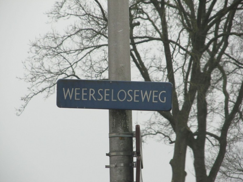 Weerseloseweg straatnaambord.jpg