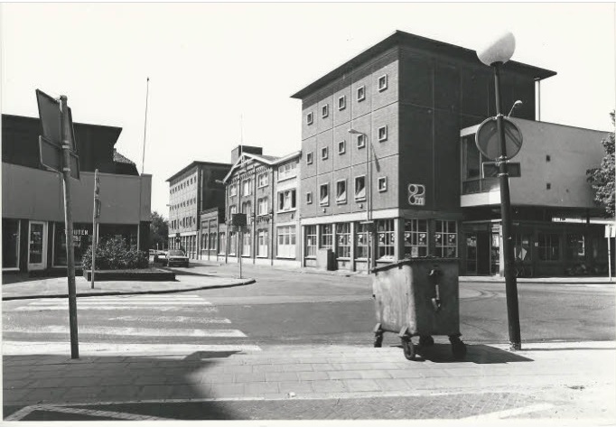 Haaksbergerstraat 48 Rechts de textielfabriek De Nijverheid op de hoek van de Nijverheidstraat, links woninginrichting De Zuidmolen. Links de Beltstraat. 22-5-1980.jpg