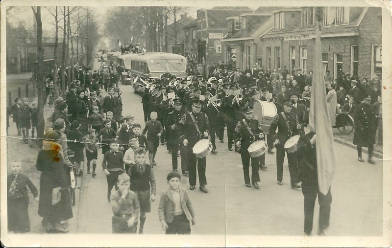 Richtersweg 20-30 muziekcorps met bussen ivm kampioen Rigtersbleek. nr. 28 hoek Penninkstraat winkel groente en fruithandel J. Kanon.jpg
