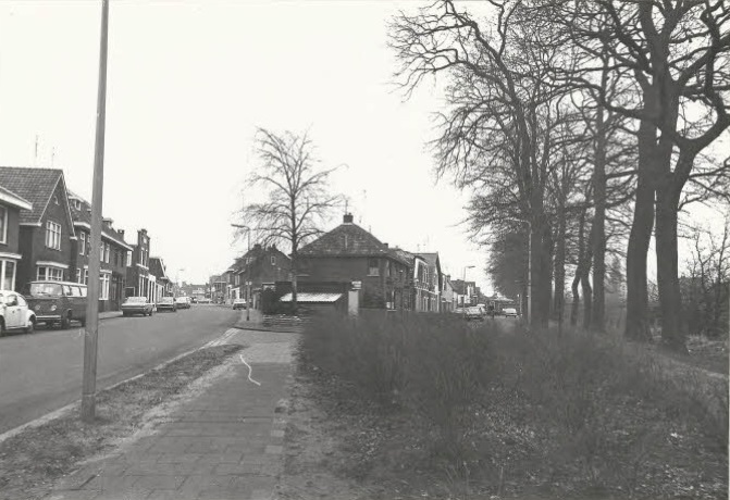 Oosterstraat 43 Splitsing van de Oosterstraat (links) en Ribbeltsweg (rechts). 19-3-1980.jpg