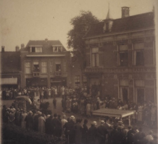 Emmastraat 1-3 hoek Haaksbergerstraat Optocht Koninginnedag Emmastraat 31-08-1927.jpg