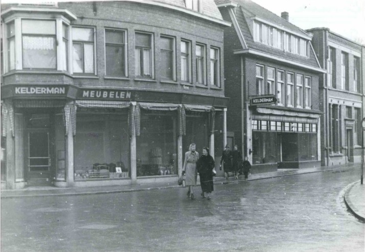Veenstraat 3-5 hoek Gronausestraat in zuidelijke richting met links meubelzaak Kelderman en textielfabriek Blenken. 1944.jpg