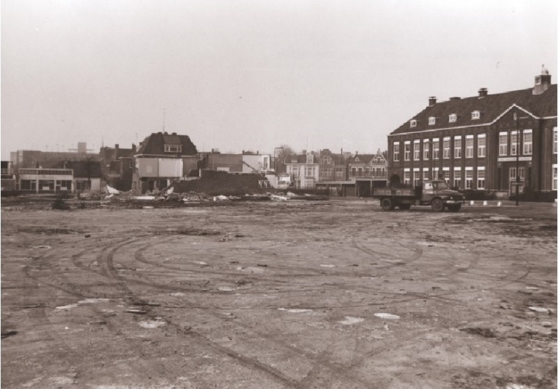 C.F. Klaarstraat 1 Zicht vanaf de Koningstraat richting de Haaksbergerstraat met braakliggend terrein. Rechts het vm. gemeentelijk lyceum dec. 1970.jpg