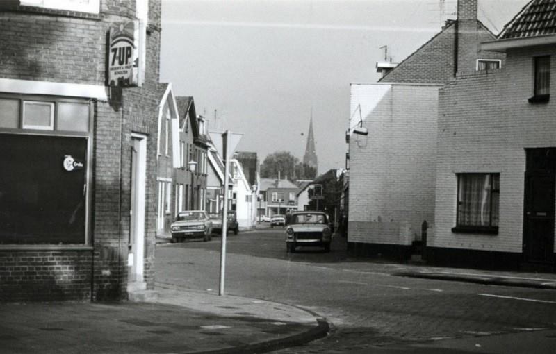 Gronausevoetpad 112 links Vanaf Oliemolensingel 82 richting Esstraat het witte pand rechts was van Kempen touringcars 1981.jpg