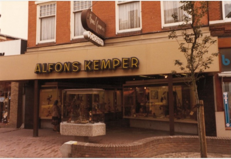 Hengelosestraat 8 Schoenenzaak Alfons Kemper. 1980.jpg