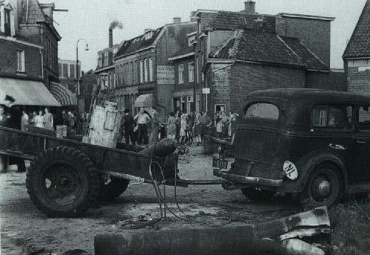 Alsteedsestraat 9 rechts en 12 links smid Arens. Bij deze smederij Arens heeft zich in september 1949 een ernstig bedrijfsongeval voorgedaan..jpg
