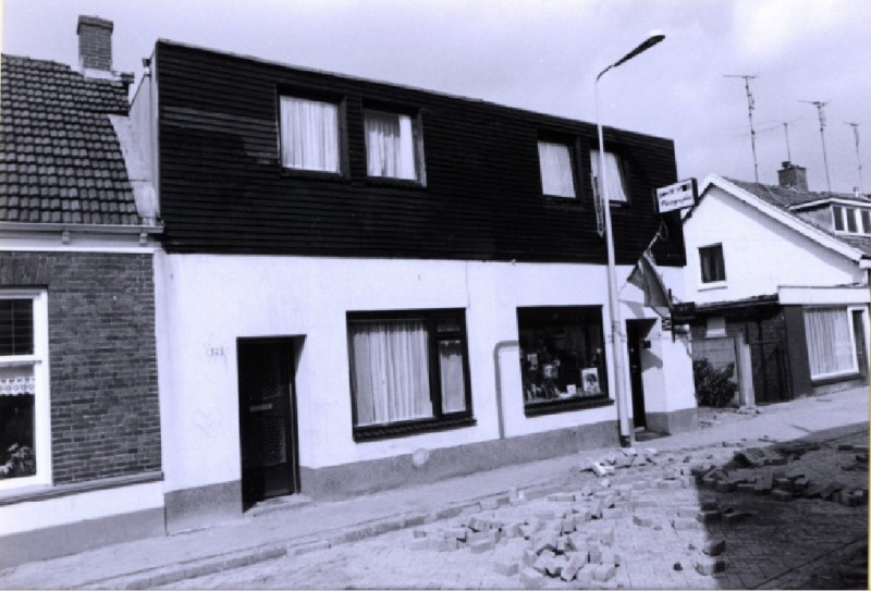 Lipperkerkstraat 325 en 327 met fotozaak H.P. Photographie 13-9-1984.jpg