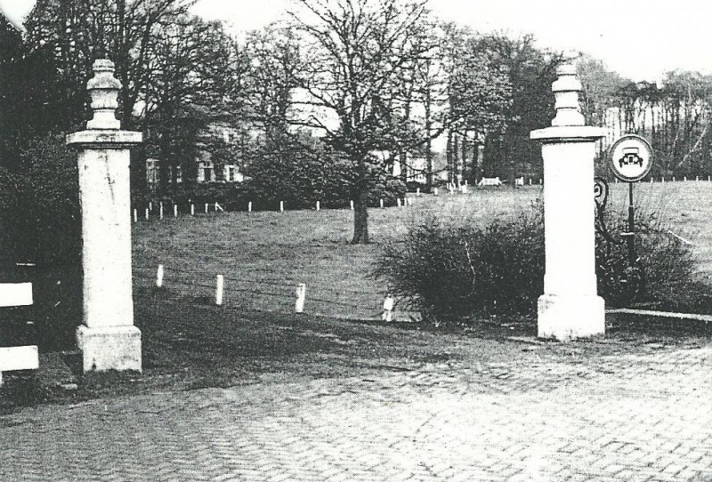 Oldenzaalsestraat 315 Huize ’t Pott De voormalige oprijlaan en entree aan de Oldenzaalsestraat voor 1968.jpg