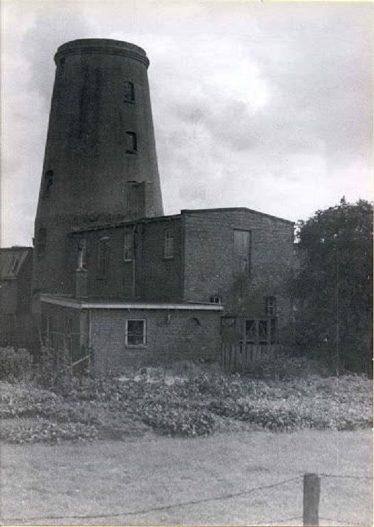 Kottendijk 13 Noordendorpmolen zonder wieken in gebruik als brandweergarage.jpg