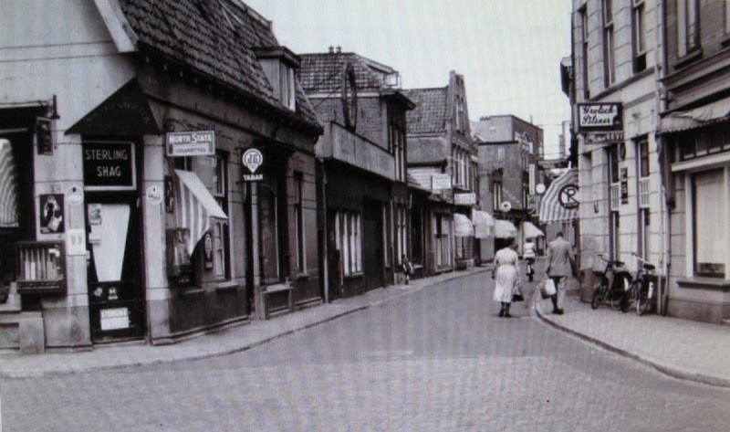 Willemstraat 19 links sigarenwinkel M. Kippers. rechts Kalanderstraat 59 cafe Gevi.jpg