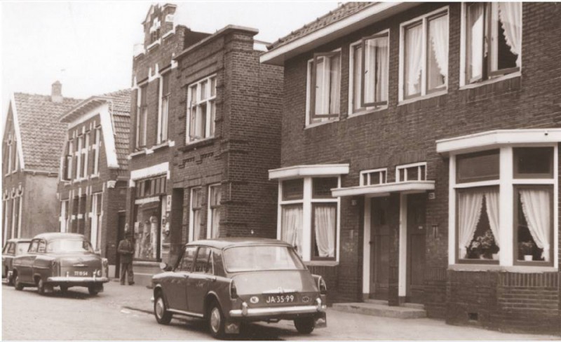 Hoge Bothofstraat 136-138 en 142 De Spar Hennie of kruidenierswinkel Jos Monnink.jpg