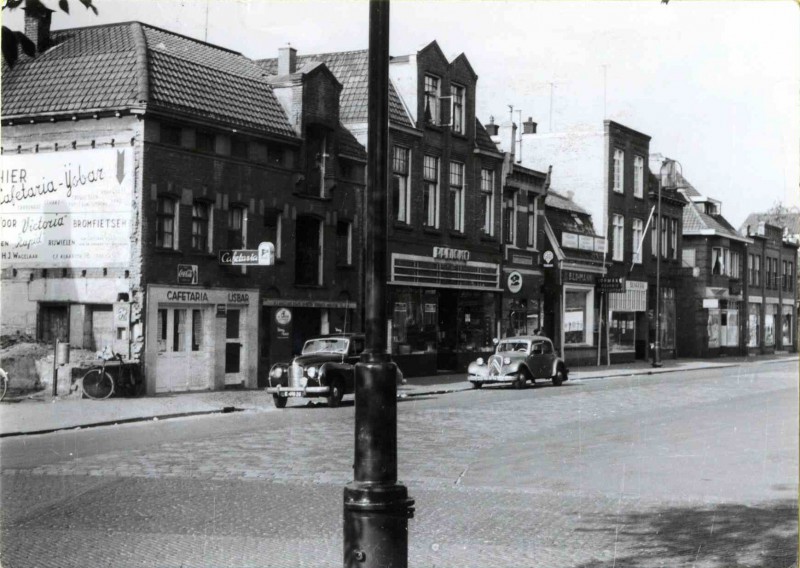 C.F. Klaarstraat 22-30 vanaf hoek Beltstraat. 22 Slagerij. 28 Radioko.  1950.jpg