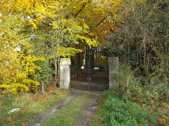 Weerseloseweg oude toegangspoort vervallen landgoed Slottelmos langs vervallen stukje Weerseloseweg.JPG