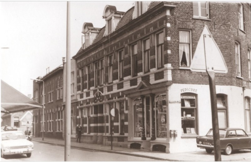 Lipperkerkstraat 48-50 hoek Gronausevoetpad vroeger pand Klokgieters pedicure.jpg