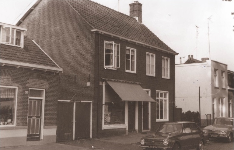 Oosterstraat 104 woningen en winkel 1967.jpg