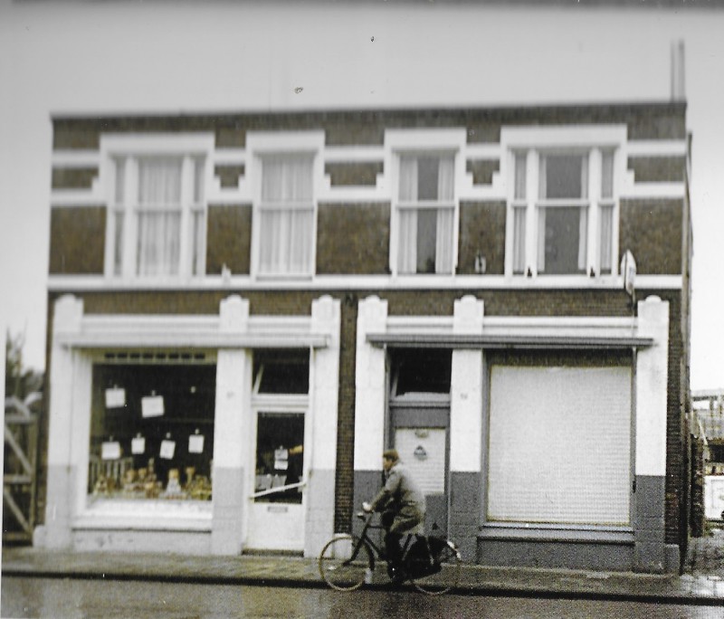 Deurningerstraat 57-59 links slagerij Kieskamp rechts vishandel Klijnstra. eind jaren 60.jpg