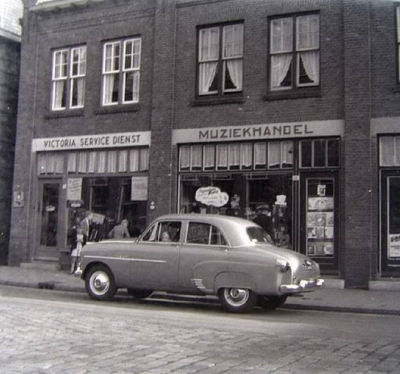 C.F. Klaarstraat 16 Muziekhandel Knoop en 18 rijwielhandel H.J. Wagelaar (2).jpg