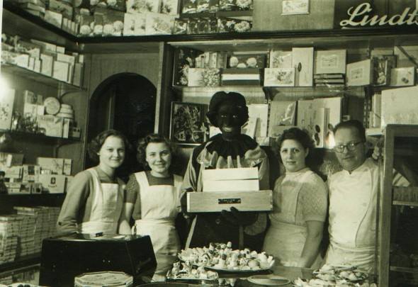 Deurningerstraat 125 Banketbakkerij Kok interieur. Sinterklaas1950.jpg