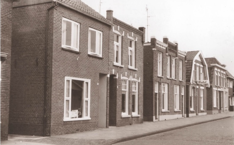 Oostveenweg 15-17 woningen 1967.jpg