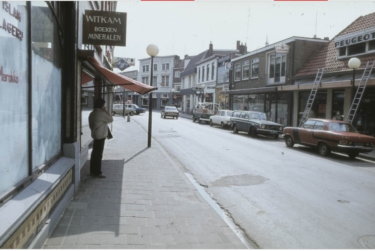 Oldenzaalsestraat 20-24 links isl. slagerij, boekhandel Witkam, bloemisterij Koning. Rechts fietsenl Offrein, Siwa-shop. 1970.jpg