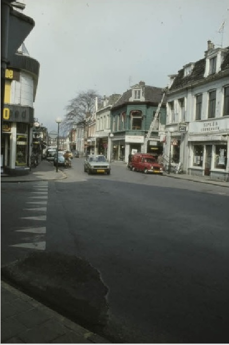 Oldenzaalsestraat 16-20 nabij kruising met Noorderhagen. Links Kiekeboe Kado Shop. Rechts Sipkes uurwerken, Kleefstra Hengelsport, bloemisterij Koning. jaren 70.jpg