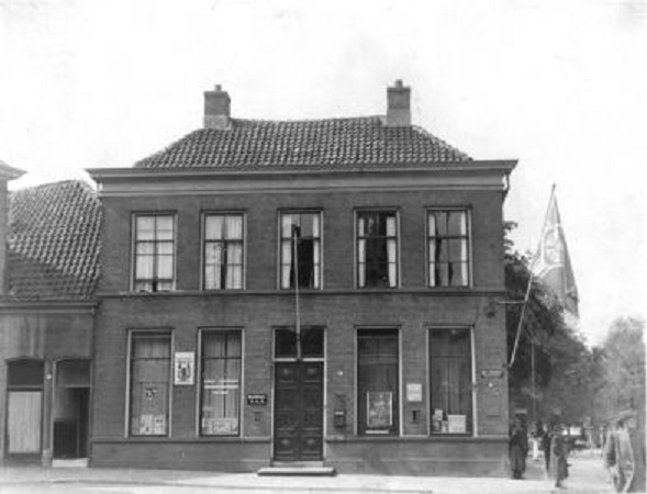 van Loenshof 3 Gebouw waarin de V.V.V. en de A.N.W.B. en K.N.A.C. gevestigd zijn geweest juli 1943.jpg