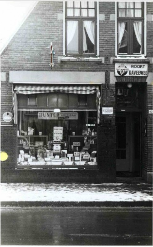 Lipperkerkstraat 110, sigarenwinkel Krabbe 1958.jpg