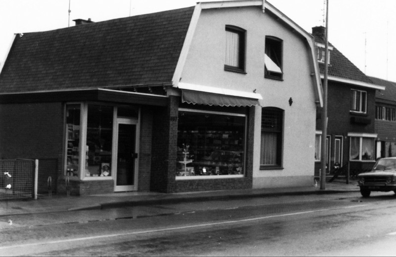 Oldenzaalsestraat 687 Winkel- en woningpand 1976.jpg