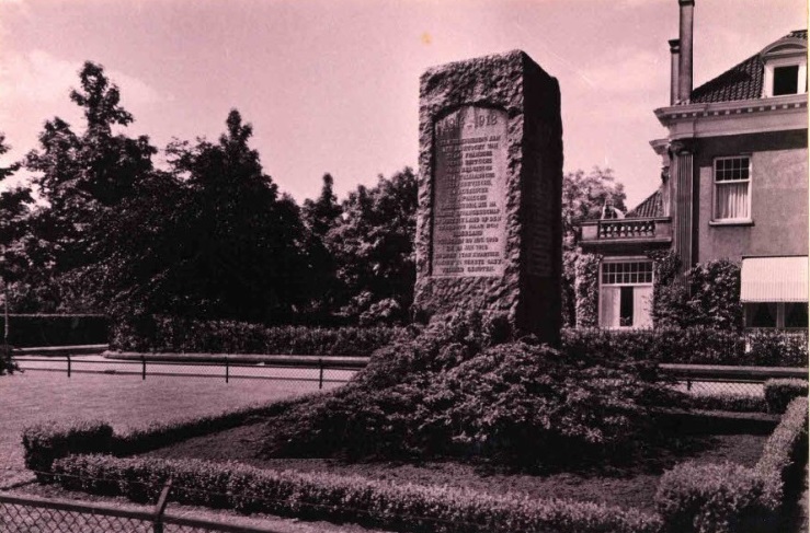Cort van der Lindenlaan 32 hoek Goolkatenweg Monument ter nagedachtenis aan de opvang van terugkerende krijgsgevangenen na de Eerste Wereldoorlog, 1914-1918, nabij Kozakkenpark 1920.jpg